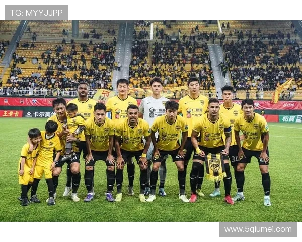 广州足球队配合问题引发热议球迷与专家各抒己见探讨战术调整 广州足球队配合问题引发热议球迷与专家各抒己见探讨战术调整